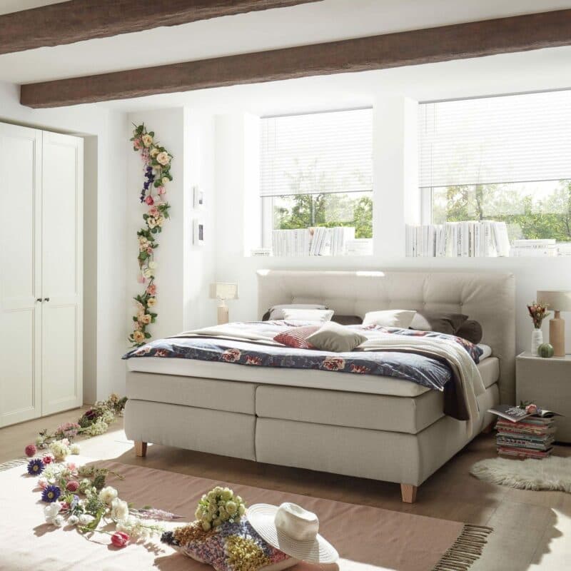 Trendstore Arila Boxspringbett als romantisches Wohnbeispiel.