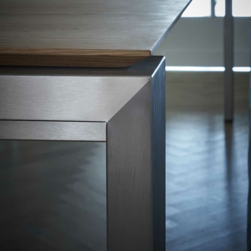 Contur Auszugstisch 3400 mit 4-Fuss in Edelstahl und Tischplatte Eiche massiv Detailansicht