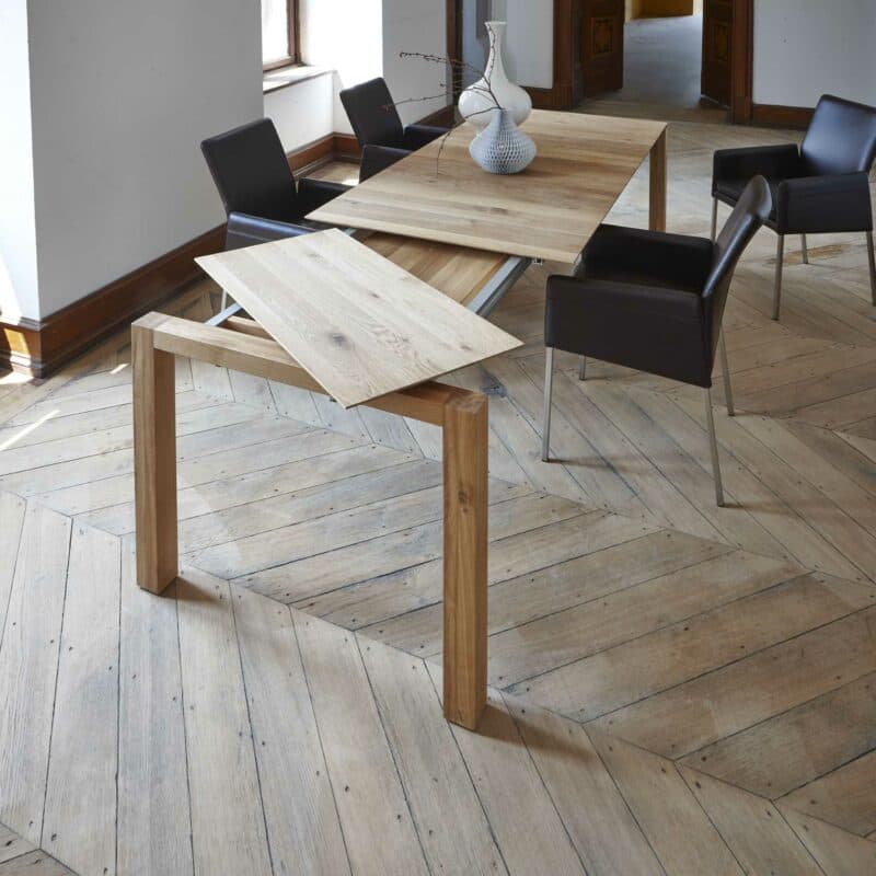 Contur Auszugstisch 3400 mit 4-Fuss in Eiche massiv mit Funktionsansicht