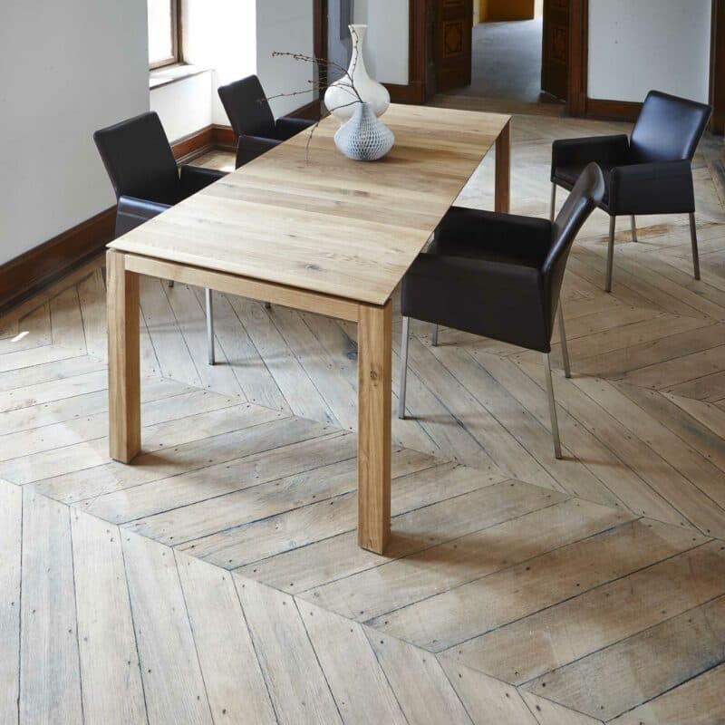 Contur Auszugstisch 3400 mit 4-Fuss in Eiche massiv Wohnbeispiel ohne Auszug