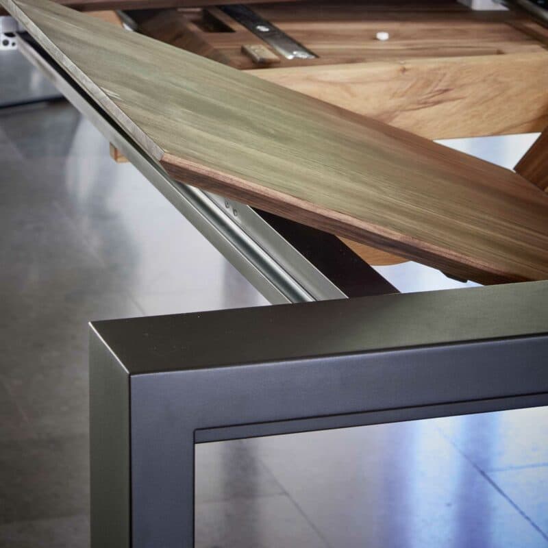 Contur Auszugstisch 3400 mit 4-Fuss in Metall Schwarz und Tischplatte Nussbaum astig massiv geölt Detailansicht Klappeinlagen