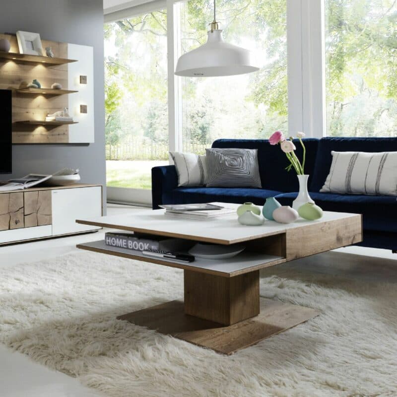 Hartmann LS 2510 Couchtisch aus massiver Kerneiche mit Schublade und Ablage als Wohnbeispiel.