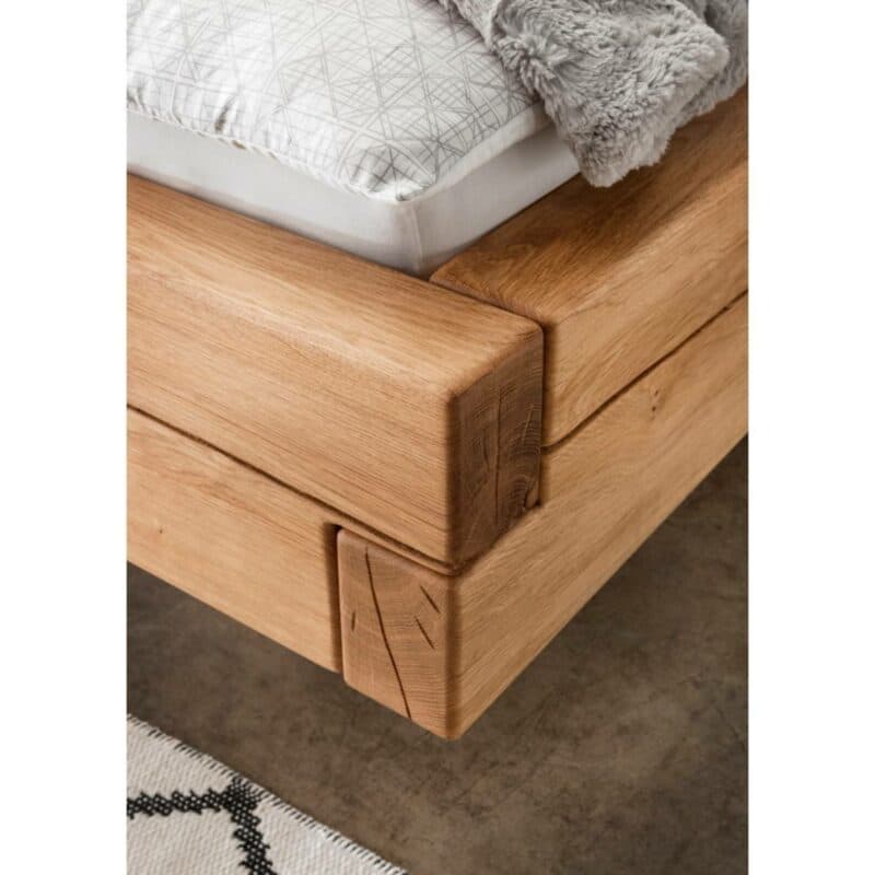 Natura Baltimore Bett aus massiver Wildeiche in Detailansicht.