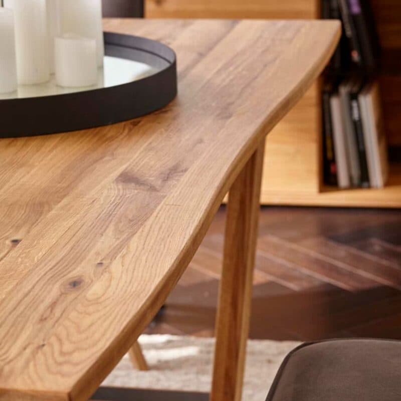 Natura Belfast Esstisch mit Baumkante Detailansicht