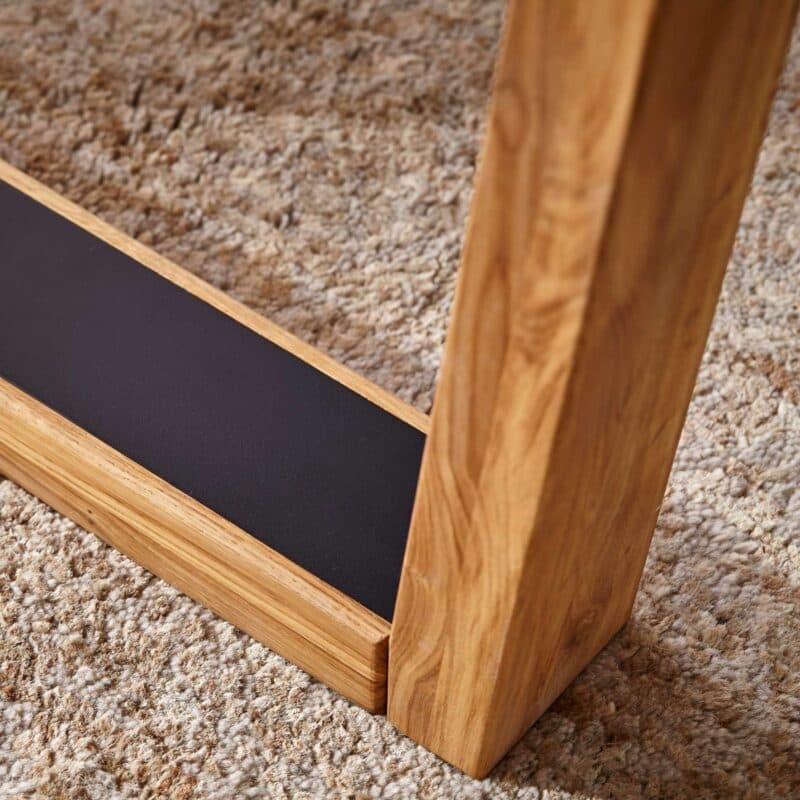 Natura Belfast Esstisch mit Baumkante Detailansicht