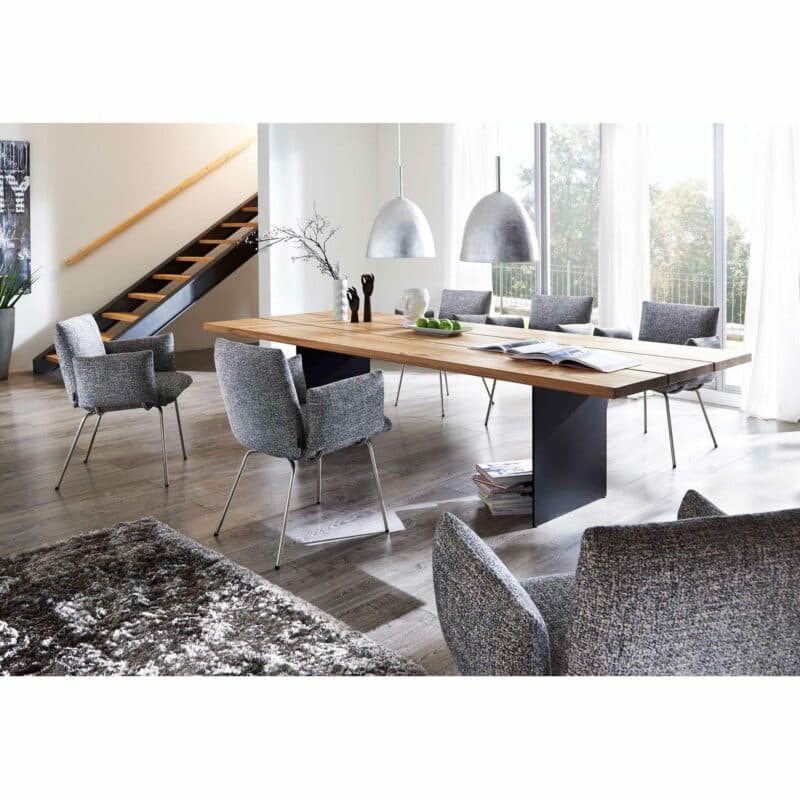 Venjakob Valmira Esstisch aus furnierter Eiche und schwarzem Metall als Wohnbeispiel.