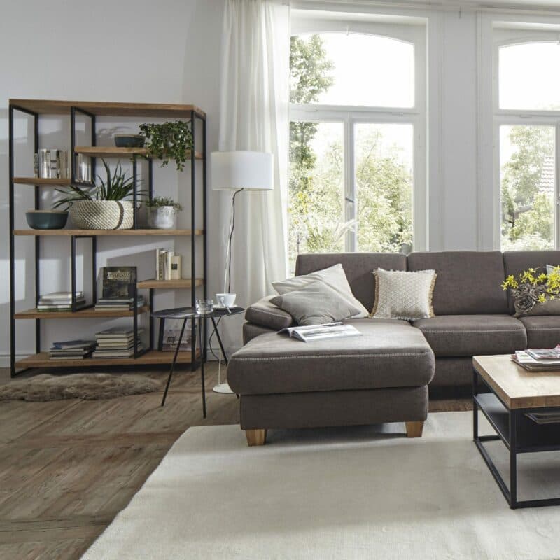 Natura Farmingdale Standregal mit asymmetrisch angeordneten Regalböden als Wohnbeispiel