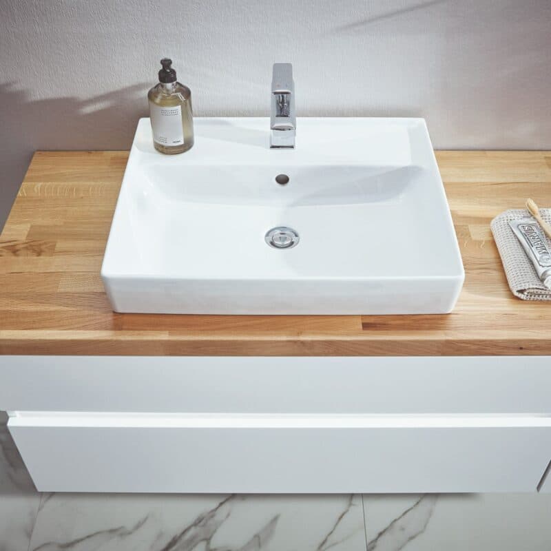 b-collection b-essence Badprogramm in Detailaufnahme des Waschtischs.