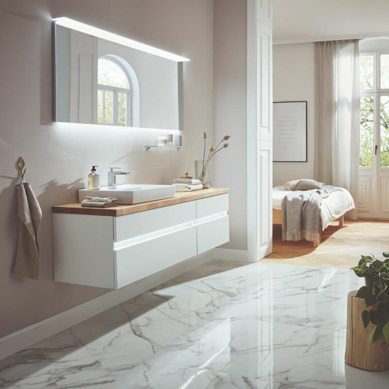 b-collection b-essence Badprogramm mit Spiegel, Waschtisch und Ablageregal als Wohnbeispiel.