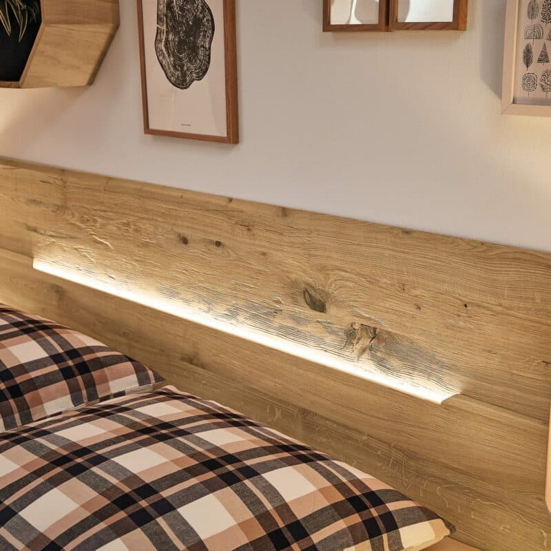 Musterring Jovanna Doppelbett Detailansicht Kopfteil mit LED-Beleuchtung.