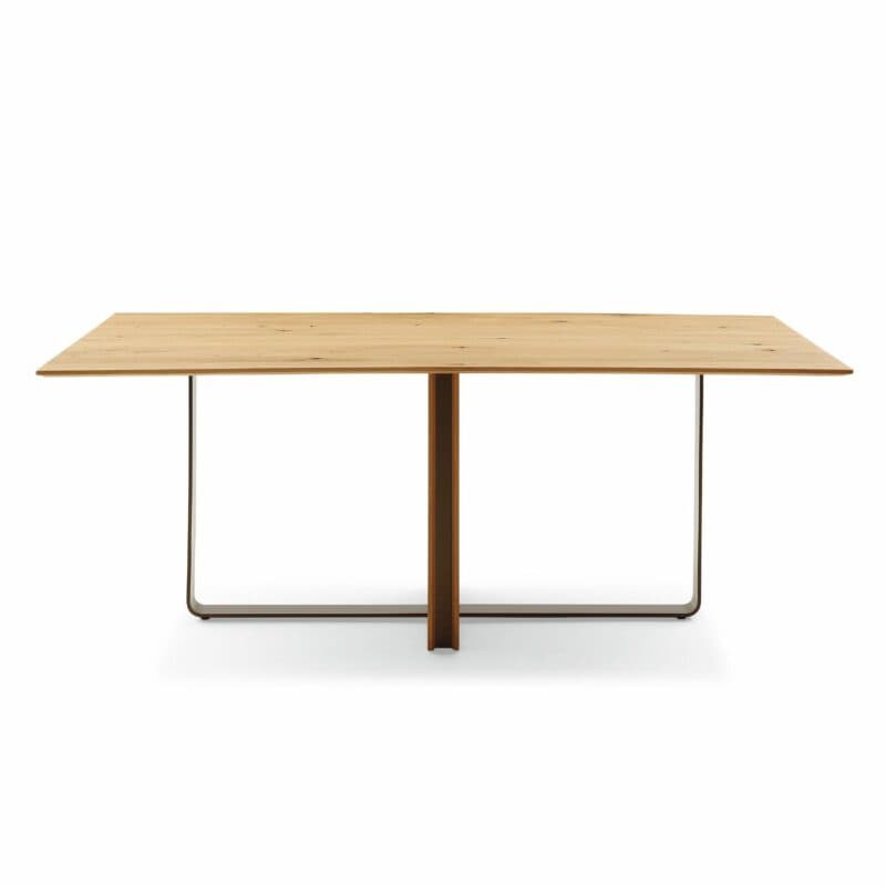 Musterring T2050 Esstisch mit einer Massivholztischplatte aus Charaktereiche geölt und einem Metallbügelgestell in Bronze pulverbeschichtet.