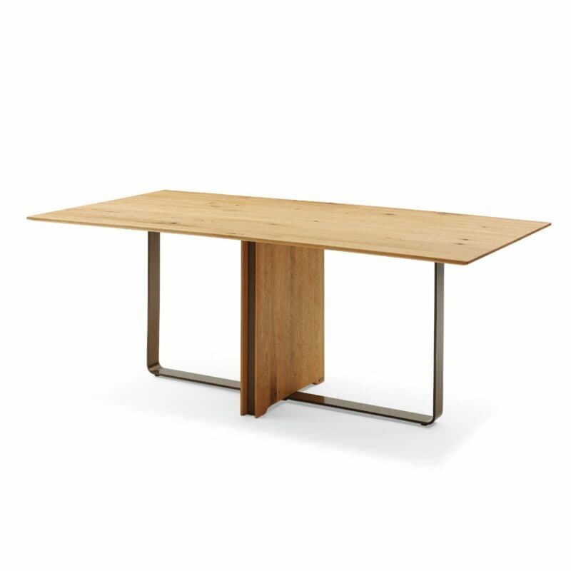 Musterring T2050 Esstisch mit einer Massivholztischplatte aus Charaktereiche geölt und einem Metallbügelgestell in Bronze pulverbeschichtet.