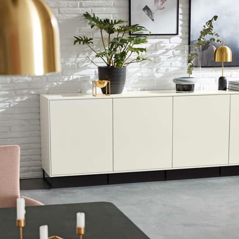 Musterring Kara-Frame Sideboard in weißem Lack als Wohnbeispiel 1.