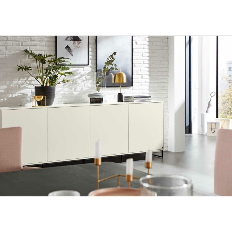 Musterring Kara-Frame Sideboard in weißem Lack als Wohnbeispiel 2.