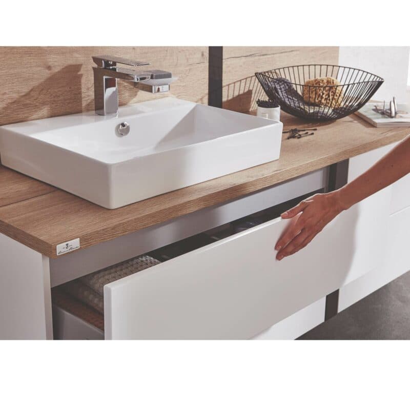 puris Modern life Badprogramm in Weiß und Eiche Dekor zeigt Nahaufnahme von Waschtisch.