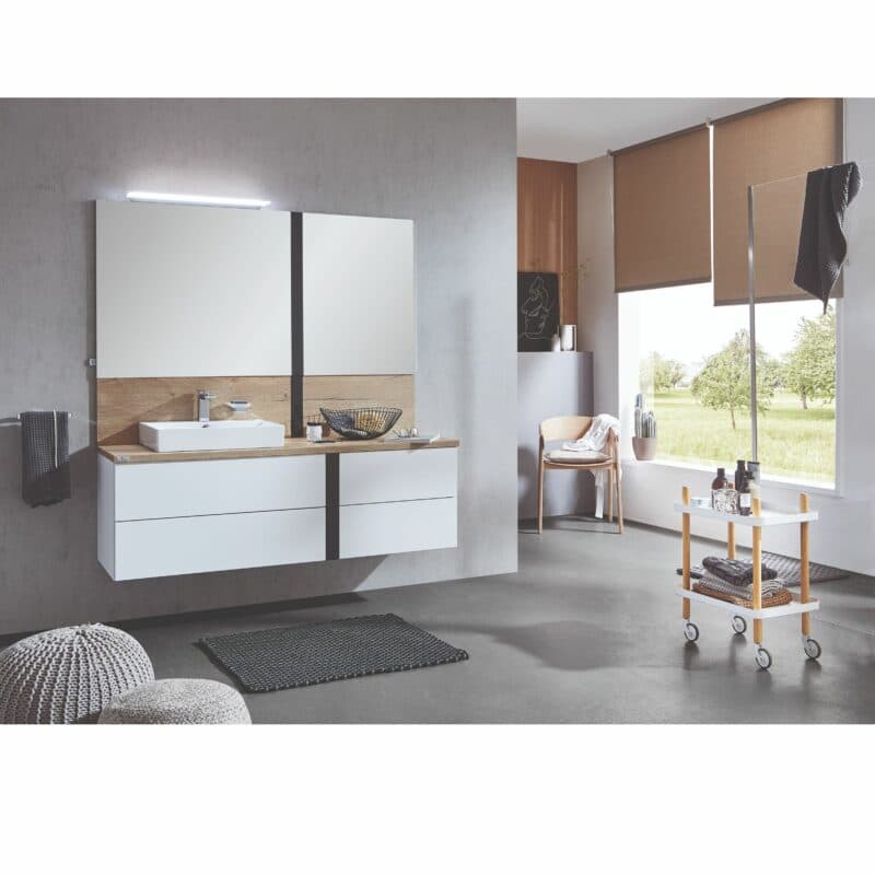 puris Modern life Badprogramm in Weiß und Eiche Dekor als Wohnbeispiel.