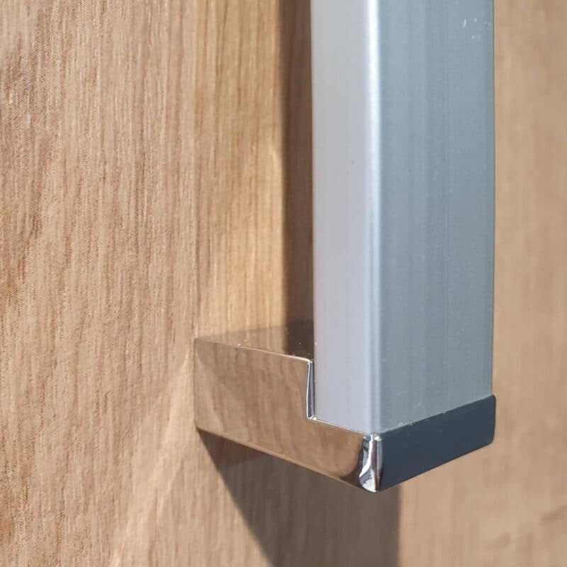 puris Kera Trends Badprogramm mit zweifarbigem Stangengriff als Detailaufnahme.