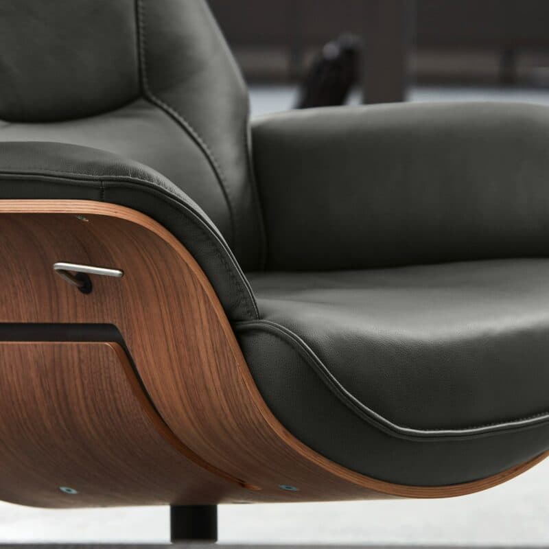 Musterring M 276 Relaxsessel in Echtleder und Nussbaum in Detailansicht.