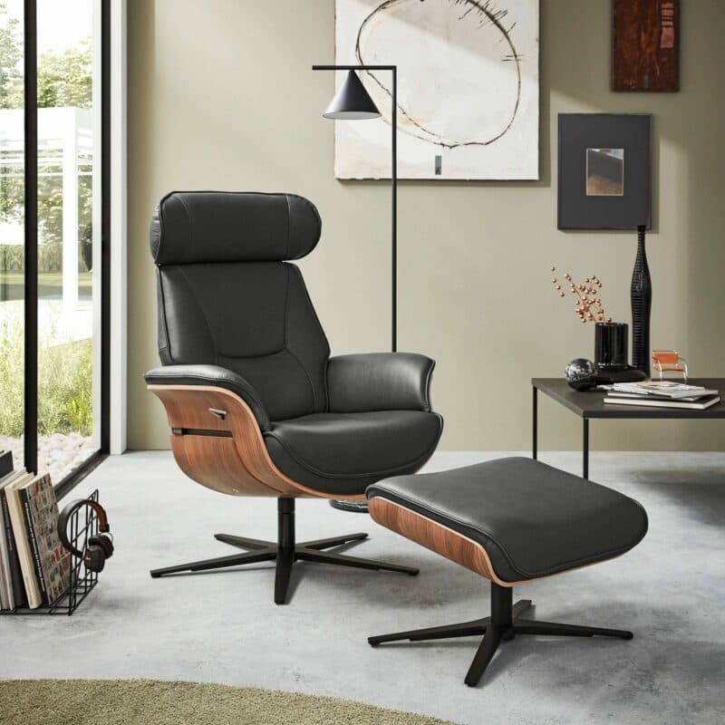 Musterring M 276 Relaxsessel mit optionalem Hocker als Wohnbeispiel.