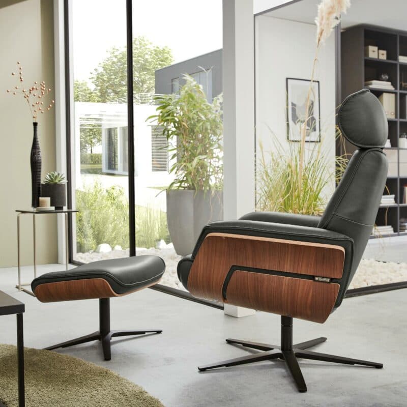 Musterring M 276 Relaxsessel mit optionalem Hocker als Wohnbeispiel in Seitenansicht.