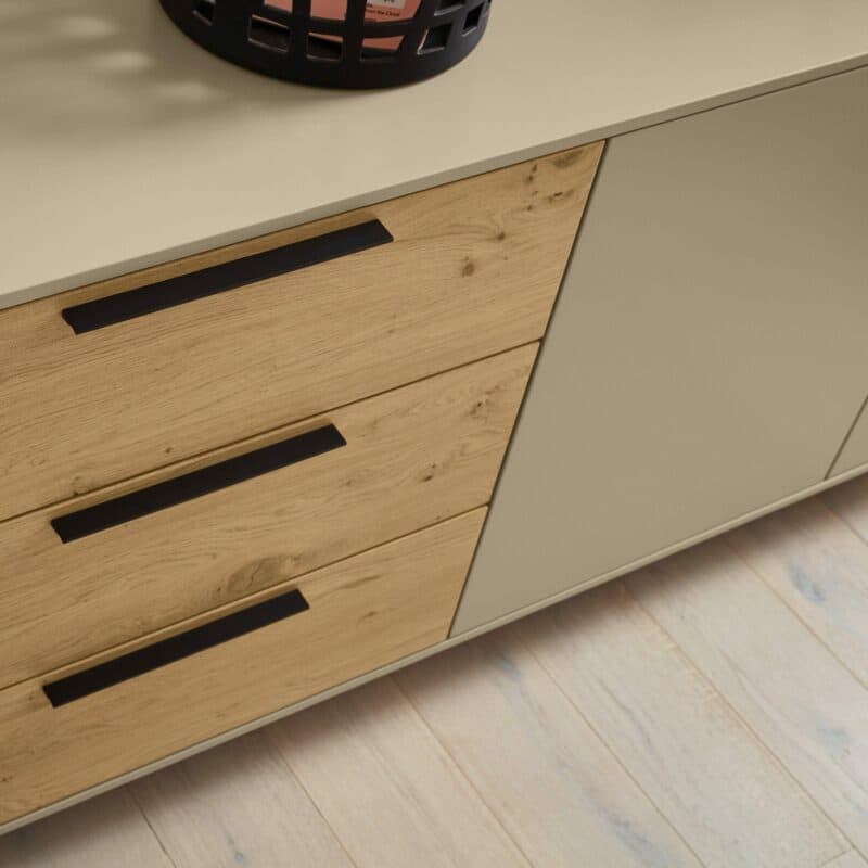 Musterring Kara Frame Sideboard aus Asteiche und Lack cashmere – Detail Auszüge
