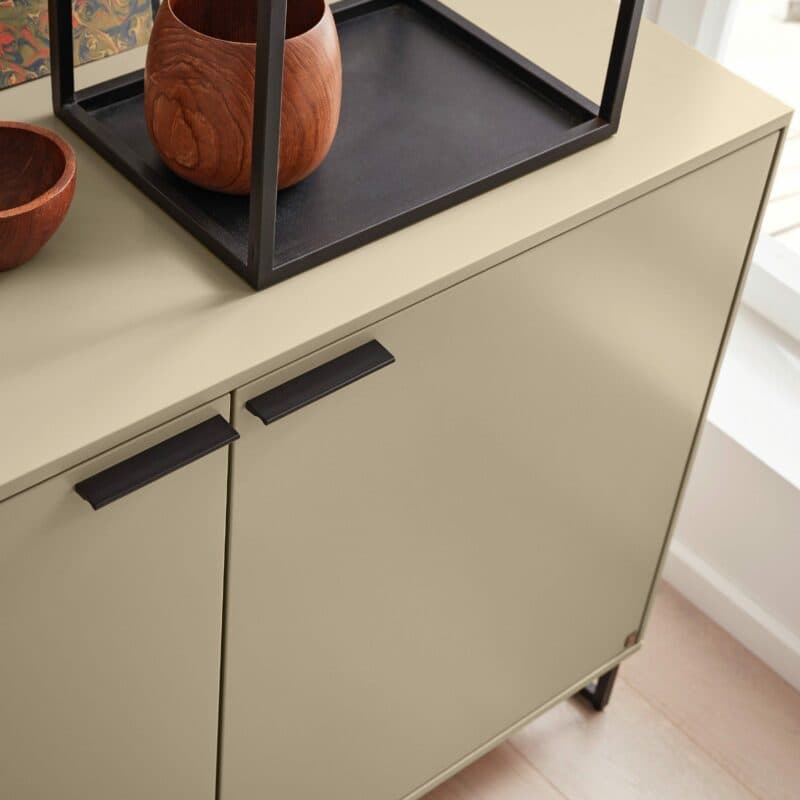 Musterring Kara Frame Sideboard aus Asteiche und Lack cashmere – Detail Kante