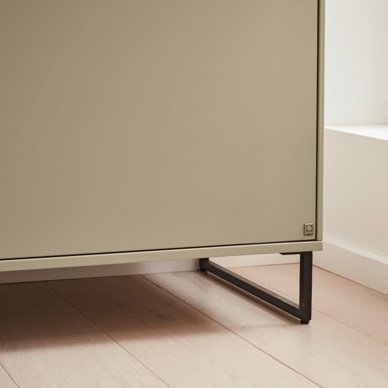 Musterring Kara Frame Sideboard aus Asteiche und Lack cashmere – Detail Kufe