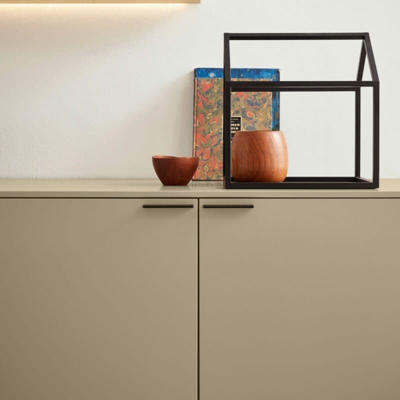 Musterring Kara Frame Sideboard aus Asteiche und Lack cashmere – Impression