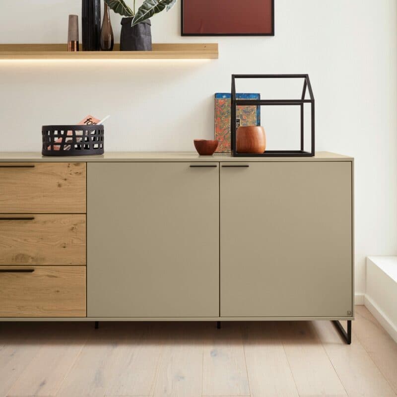 Musterring Kara Frame Sideboard aus Asteiche und Lack cashmere – Impression