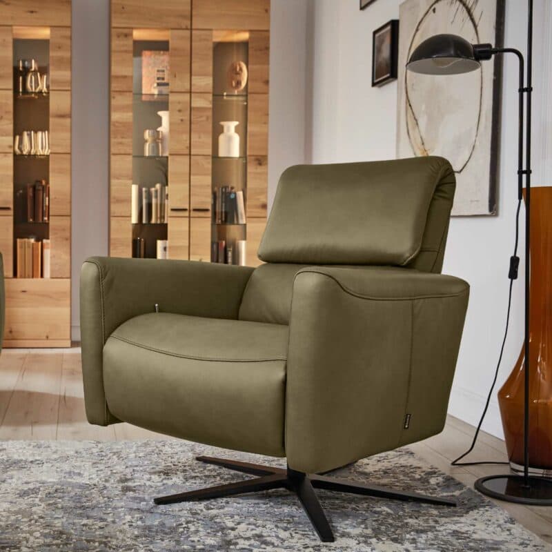 Musterring MR 261 Relaxsessel Bezug Leder Vivre moos mit 5-Sternfuß schwarz – Wohnbeispiel