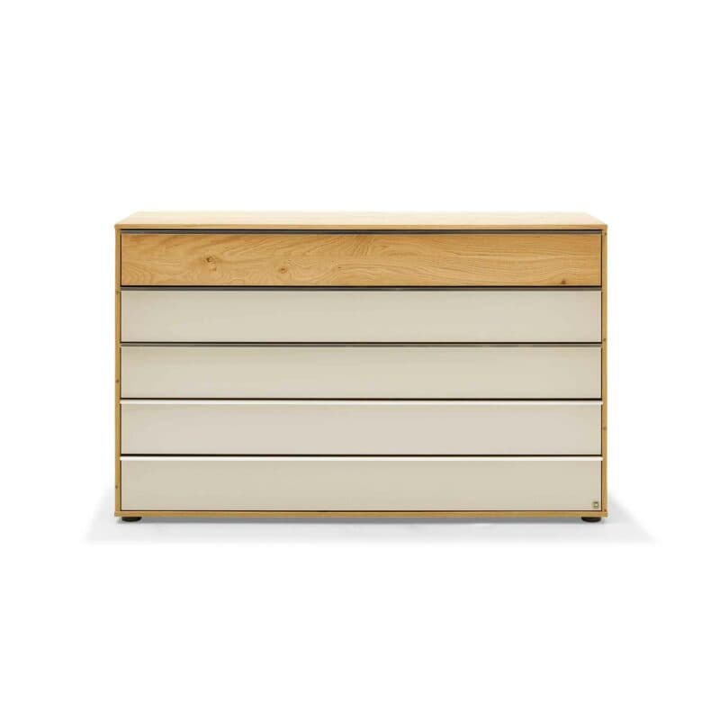 Musterring Savona 2.0 Kommode in Bianco Eiche teilmassiv in frontaler Ansicht.