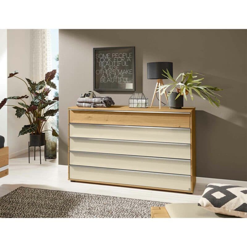 Musterring Savona 2.0 Kommode in Bianco Eiche teilmassiv als Wohnbeispiel.