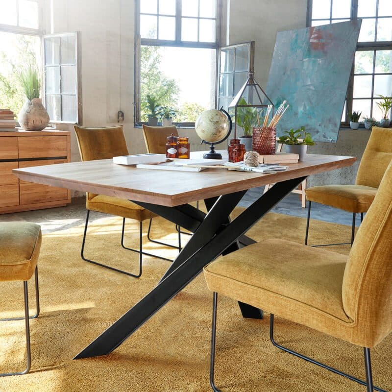 Esstisch Garry mit Spinnenfuß aus schwarzem Metall und massiver Tischplatte mit Schweizer Kante als Wohnbeispiel