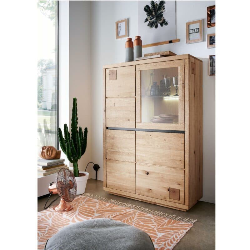 Trendstore Gordian Highboard aus massiver Kernbuche als Wohnbeispiel.