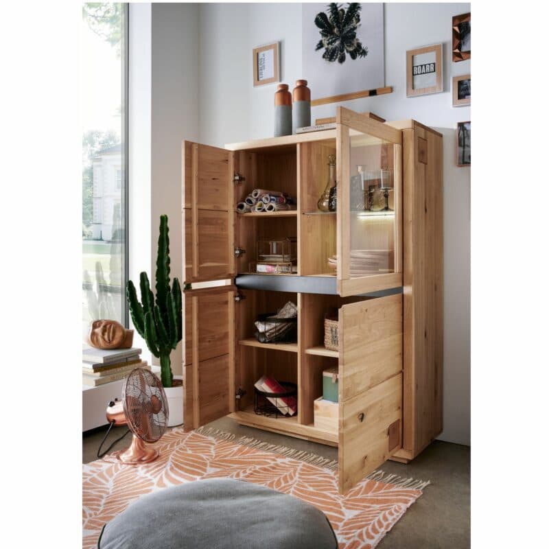 Trendstore Gordian Highboard aus massiver Kernbuche geöffnet.