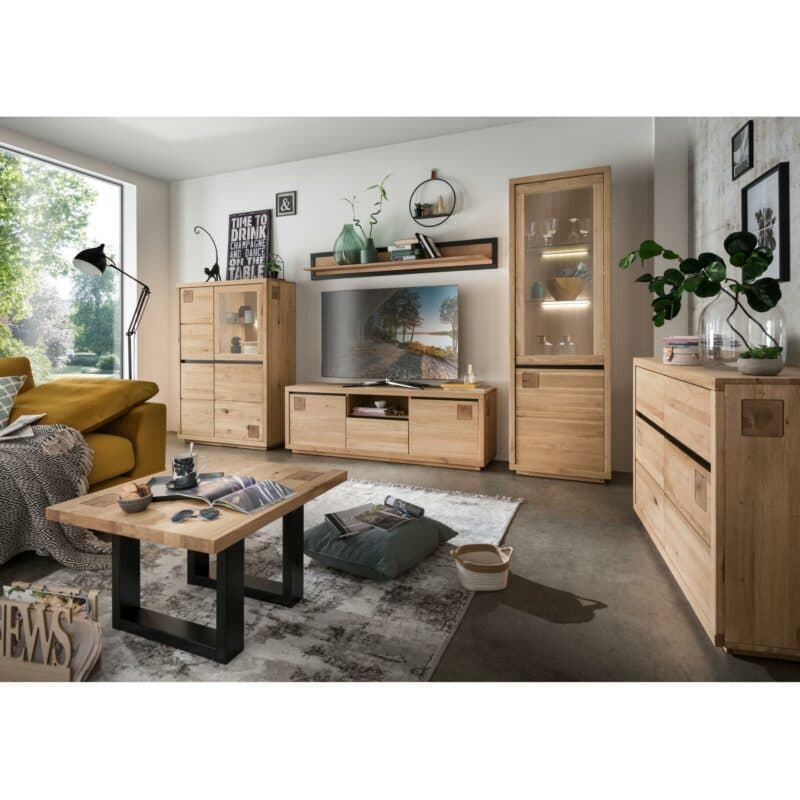 Trendstore Gordian Wohnzimmereinrichtung aus massiver Kernbuche als Wohnbeispiel.