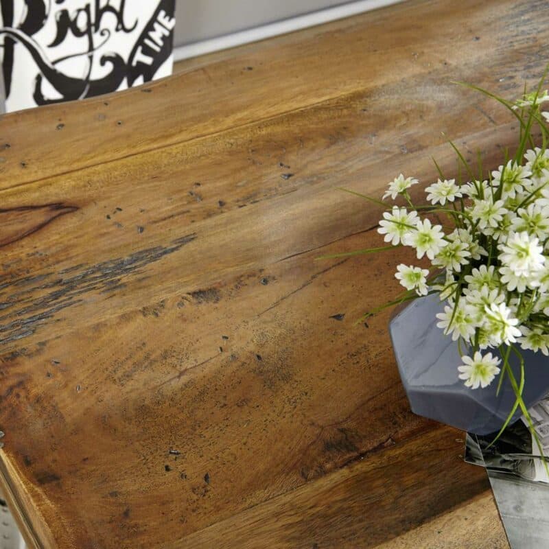 Liadomo Garbi Esstisch mit Tischplatte aus massivem Mangoholz gewachst und lackiert und Kufengestell in U-Form aus Eisen – Detailansicht Tischplatte