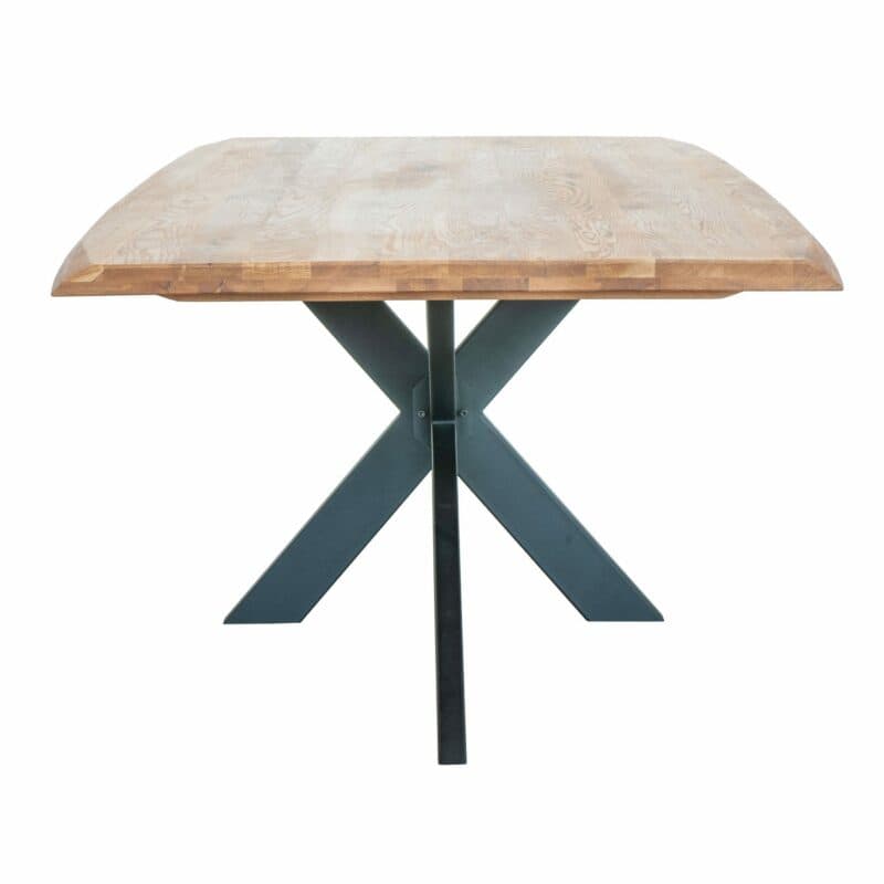 Trendstore Garry Esstisch mit Platte aus massiver Wildeiche und Doppel-X-Gestell aus schwarzem Metall in Frontalansicht.