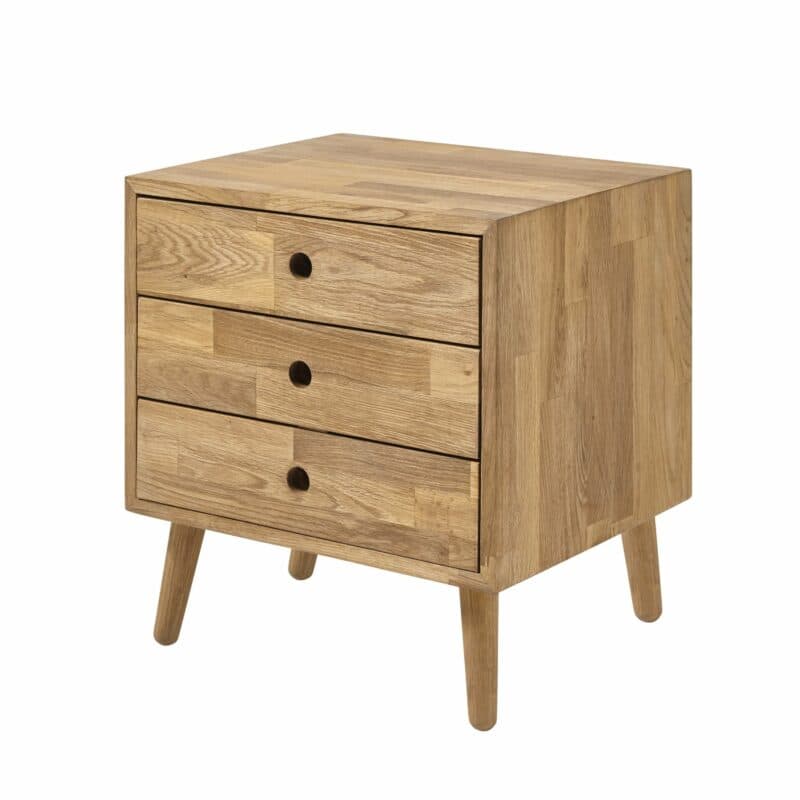Trendstore Macey Kommode mit drei Schubladen aus massiver Eiche in seitlicher Ansicht.