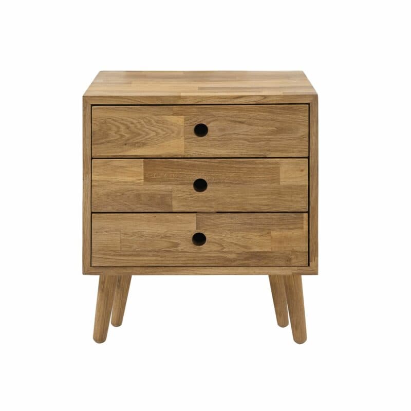 Trendstore Macey Kommode mit drei Schubladen aus massiver Eiche in frontaler Ansicht.