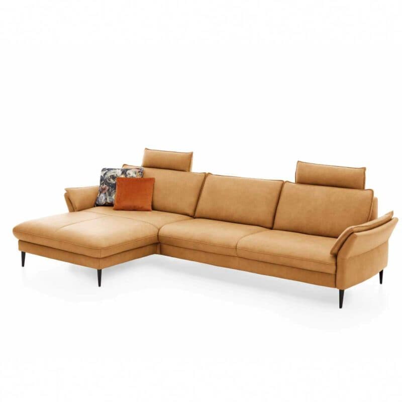 Couchliebe Houston Elementgruppe mit Lederbezug in Curry und Ottomane rechts als Wohnbeispiel.