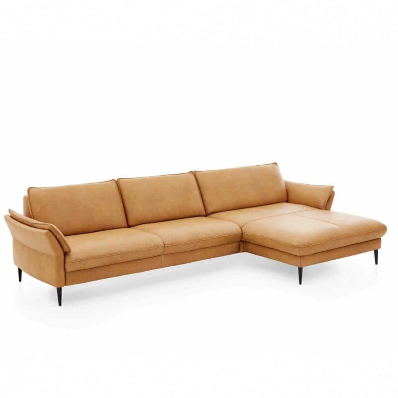 Couchliebe Houston Elementgruppe mit Lederbezug in Curry und Ottomane rechts.