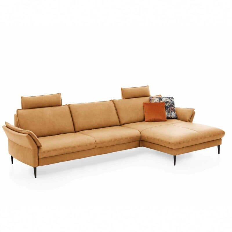 Couchliebe Houston Elementgruppe mit Lederbezug in Curry und Ottomane links als Wohnbeispiel.