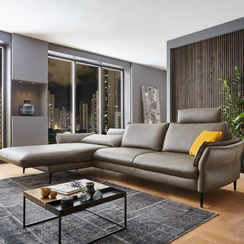 Couchliebe Houston Elementgruppe mit Lederbezug in Greystone und Ottomane links zeigt Liegefunktion im Canape als Wohnbeispiel.