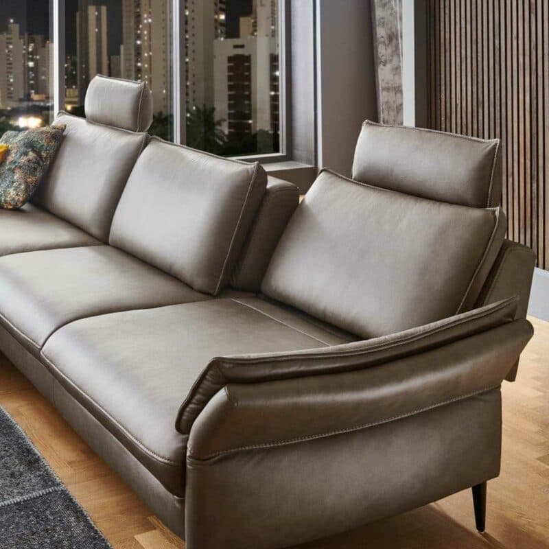 Couchliebe Houston Elementgruppe mit Lederbezug in Greystone und Ottomane links zeigt Sitztiefenverstellung als Wohnbeispiel.