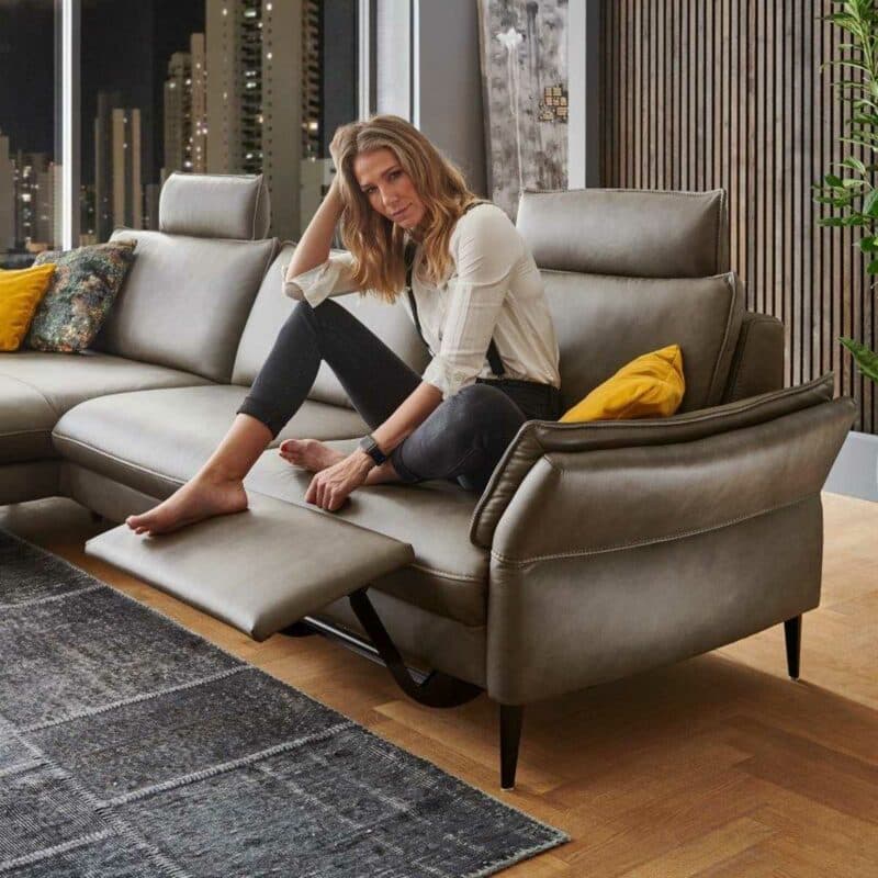 Couchliebe Houston Elementgruppe mit Lederbezug in Greystone und Ottomane links zeigt Relaxfunktion als Wohnbeispiel.