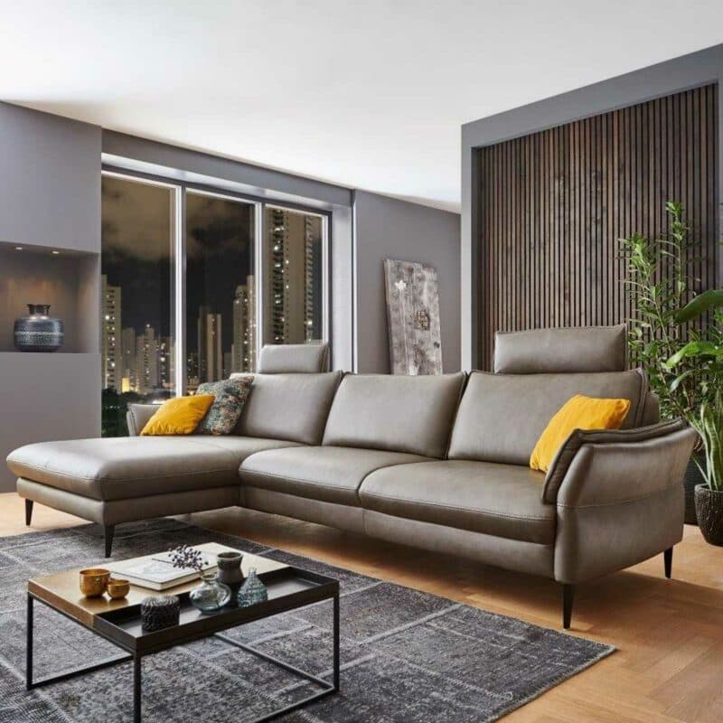 Couchliebe Houston Elementgruppe mit Lederbezug in Greystone und Ottomane links als Wohnbeispiel.