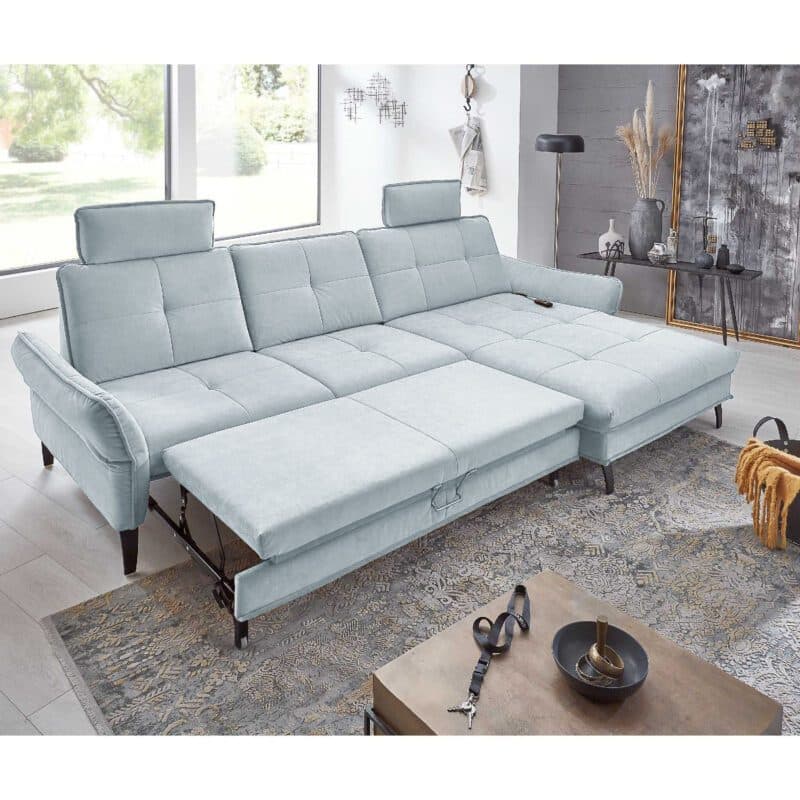 Couchliebe Key West Sofa mit Bezug in Sky und Ottomane rechts zeigt Bettfunktion als Wohnbeispiel