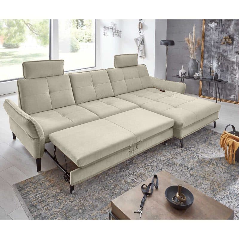 Couchliebe Key West Sofa mit Bezug in Natur und Ottomane rechts zeigt Bettfunktion als Wohnbeispiel