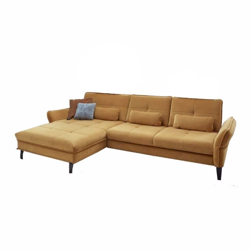 Couchliebe Key West Sofa mit Bezug in Curry und Ottomane links in seitlicher Ansicht